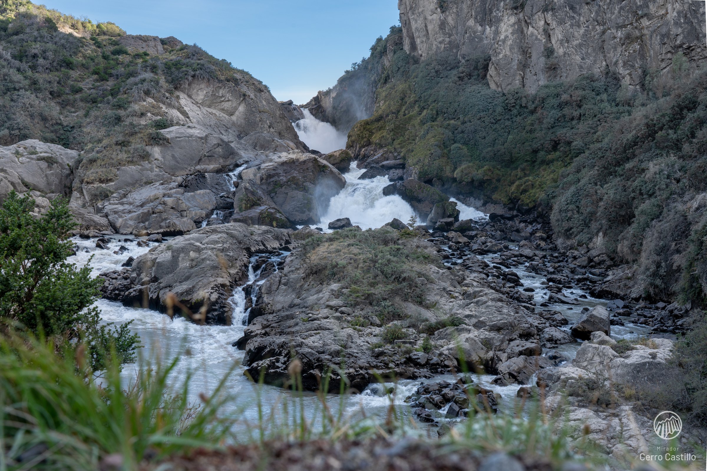 Salto de agua y rápidos del Río Ibáñez